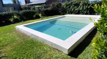 CASA CON PILETA Y JARDIN EN IBARLUCEA