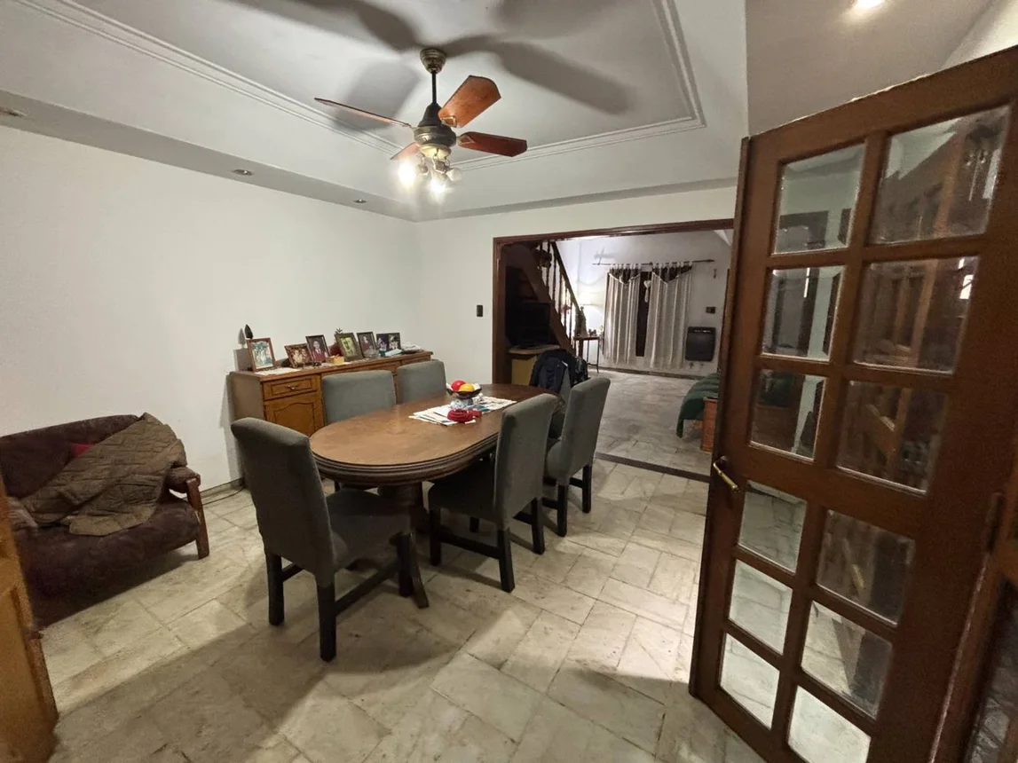 Casa tríplex de 8 ambientes en venta en Rosario, Evaristo Carriego 700