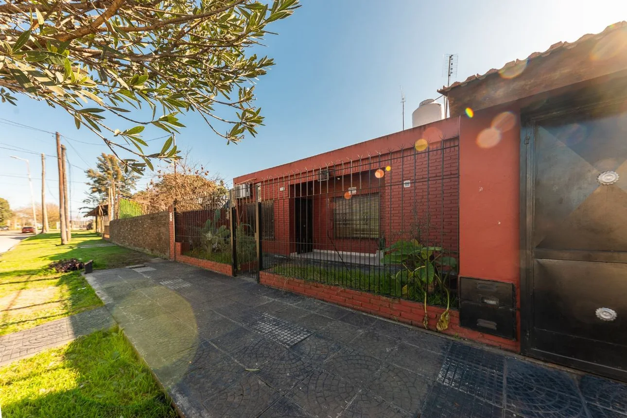 Casa de 5 ambientes en venta en Grand Bourg, América 1000