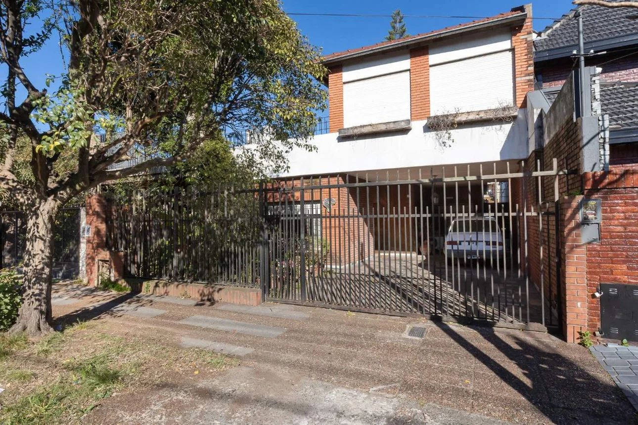 Casa de 4 ambientes en venta en Caseros, General Hornos 1900