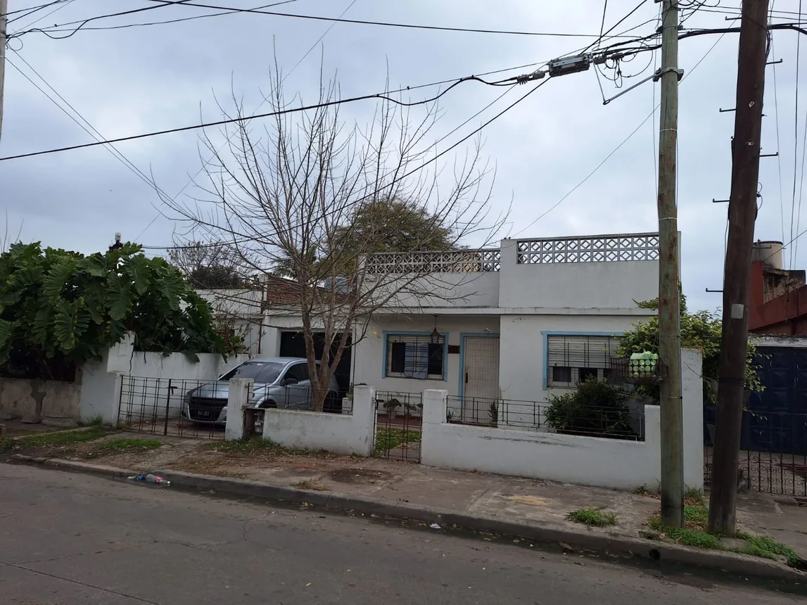 Casa de 3 ambientes en venta en Banfield, Merlini 1800