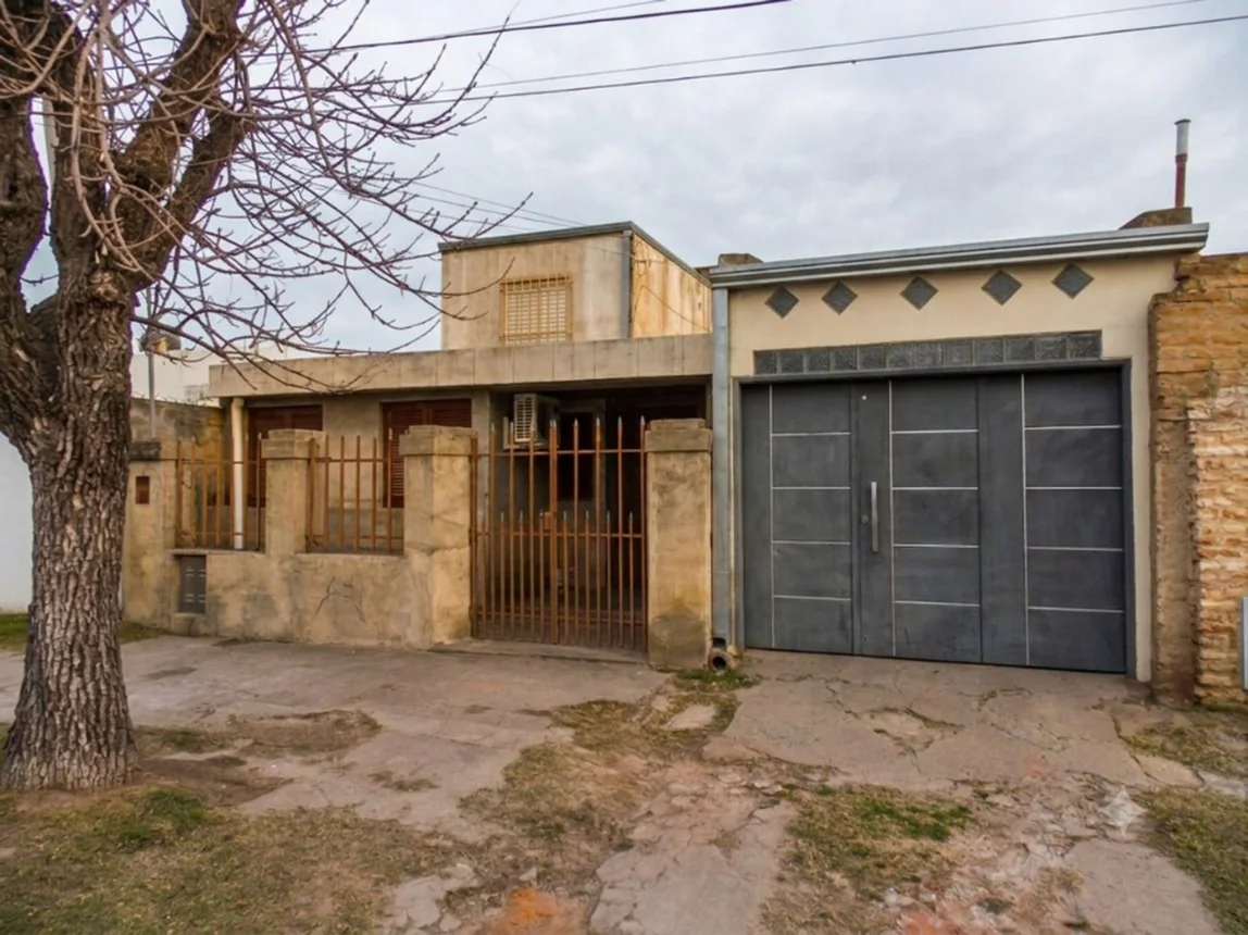 Casa de 2 dormitorios y cochera pasante., foto 2