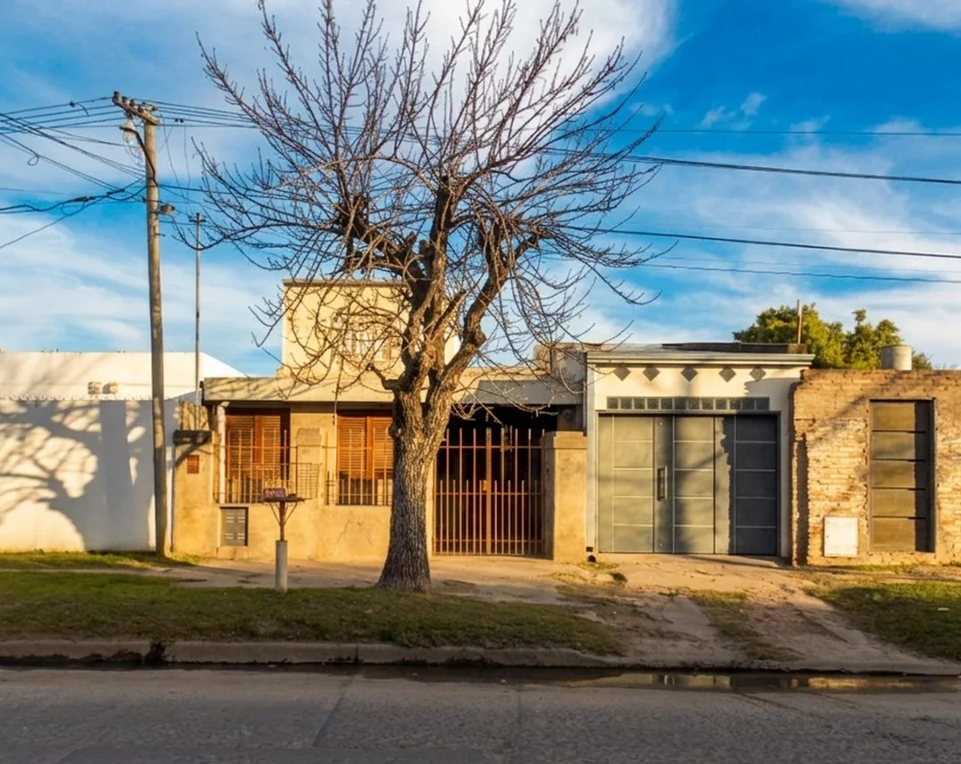 Casa de 2 dormitorios y cochera pasante., foto 1