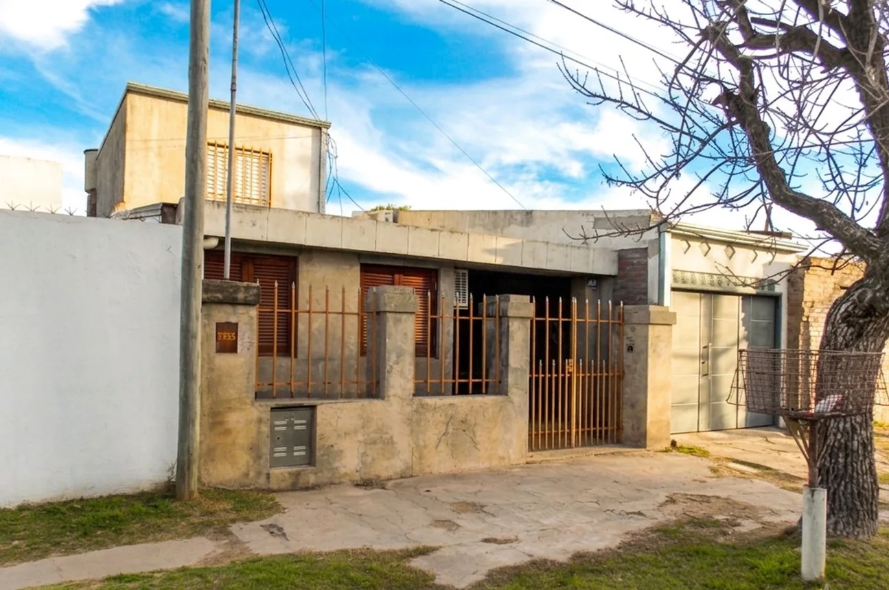 Casa de 2 dormitorios y cochera pasante., foto 3