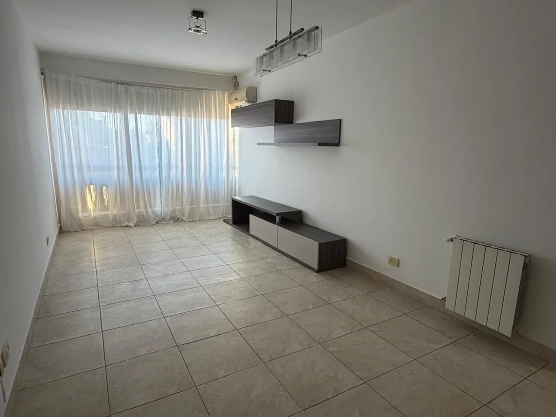 Departamento de 3 ambientes en venta en Castelar, San Pedro 900