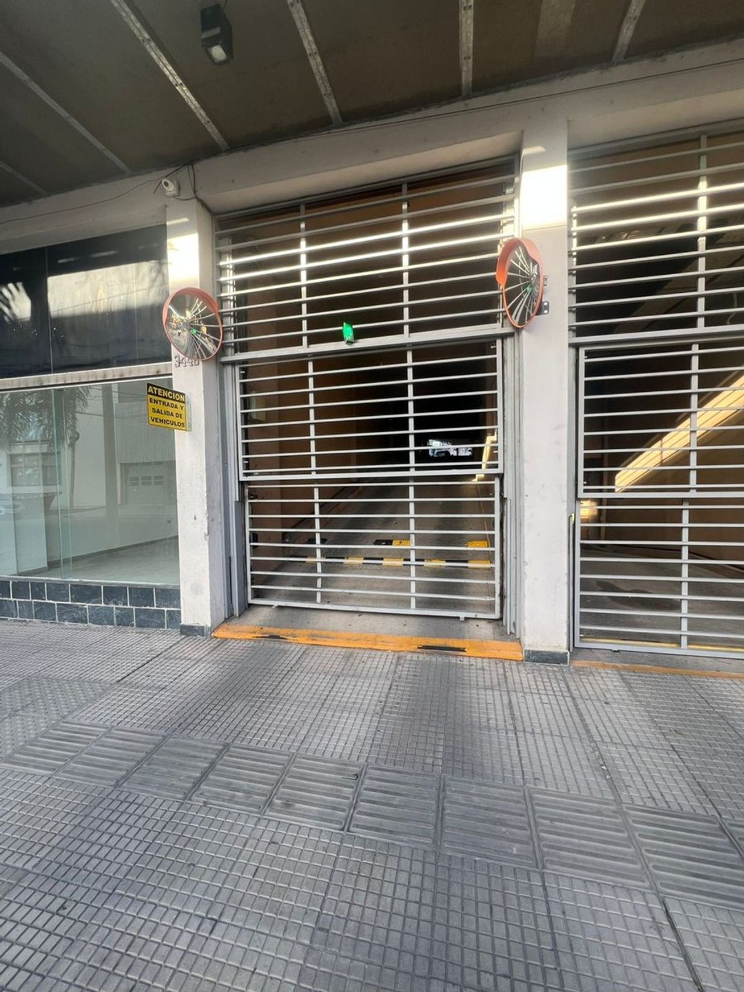 Cochera a metros de boulevard