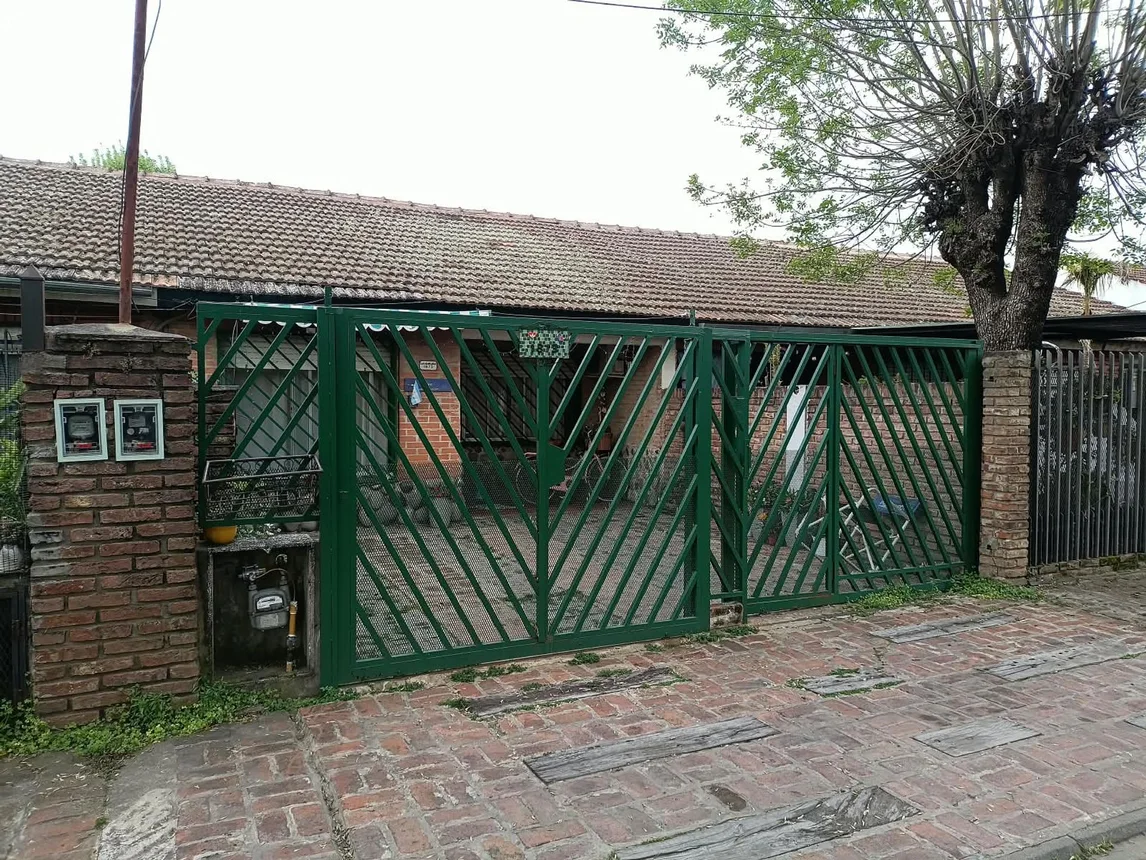 Casa de 4 ambientes en venta en Hurlingham, Las Araucarias 1800