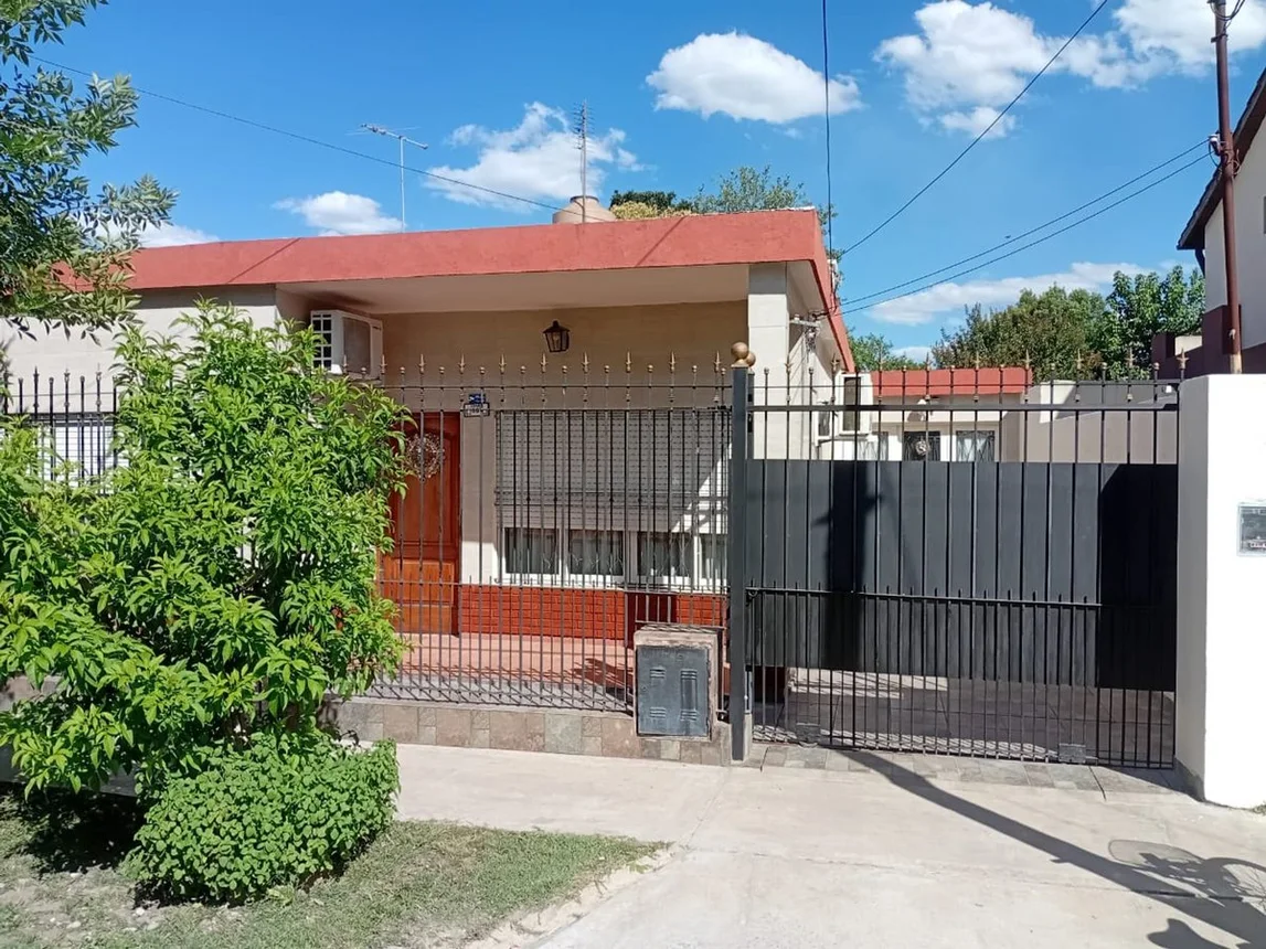 Casa de 3 ambientes en venta en Moreno, España 1600