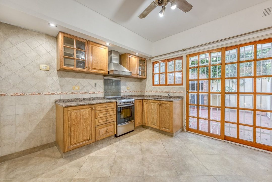 Casa triplex en venta 4 ambientes en Chile 400, Villa Sarmiento, Moron, Buenos Aires