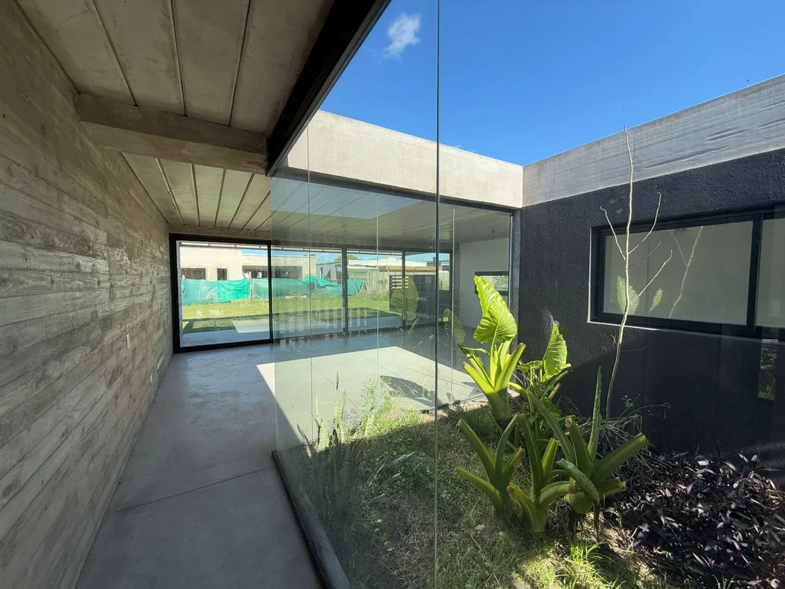Casa de 4 ambientes en venta en Villa Rosa, Pilar del Este Santa Emilia 200