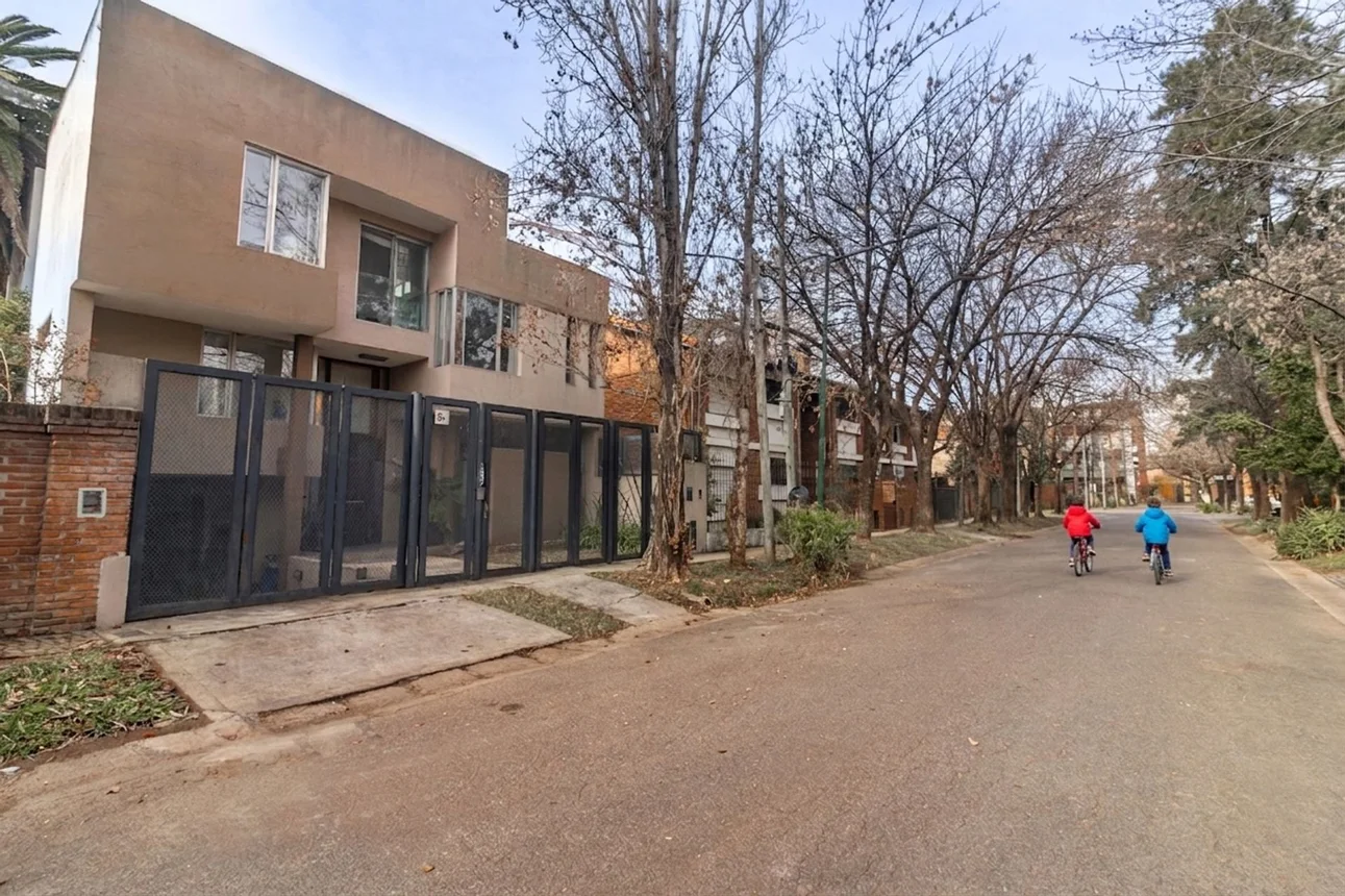 Casa de 8 ambientes en venta en Beccar, Roma 1300