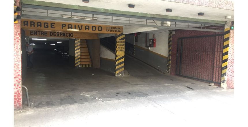 Venta de cochera en Flores