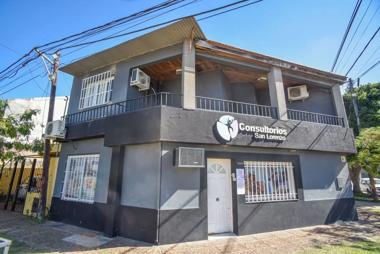 Gran casa en esquina + local comercial, foto 1