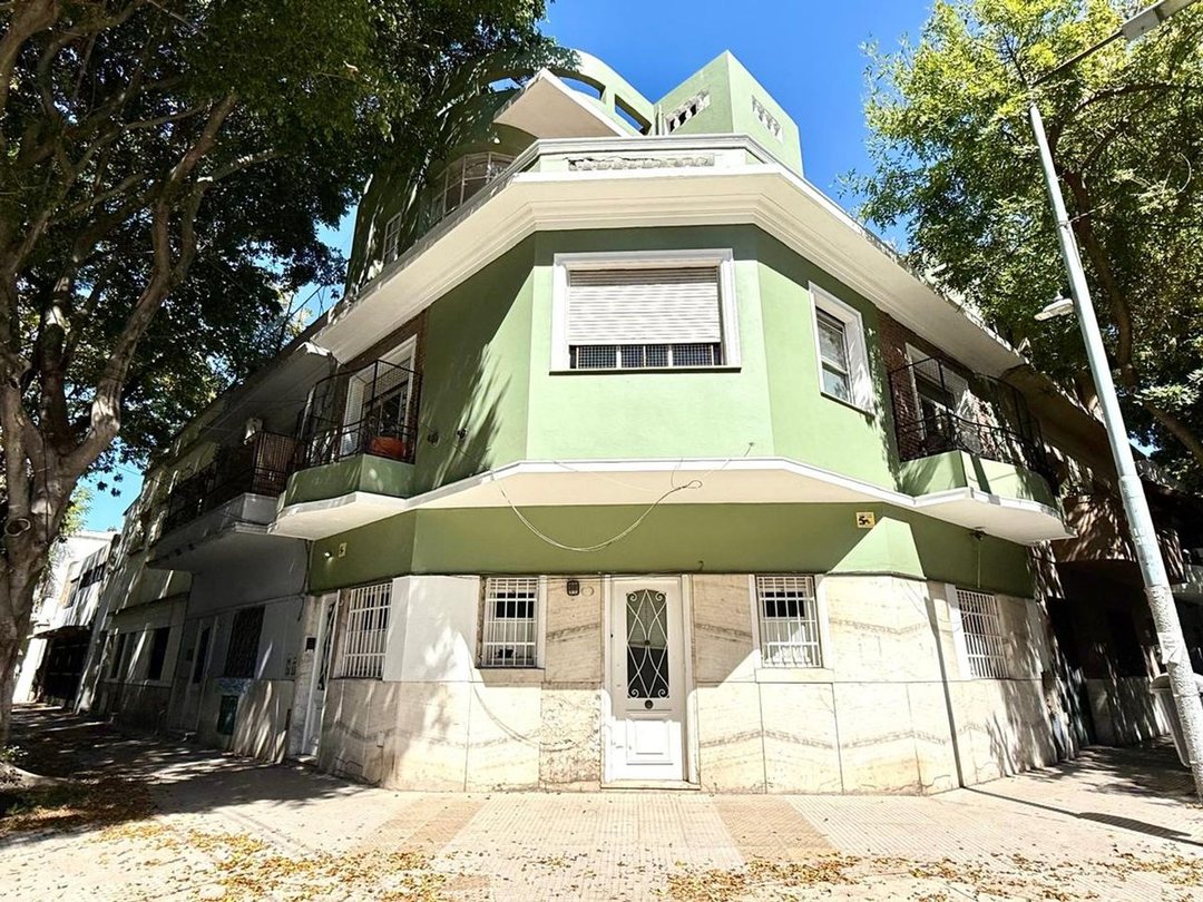 CASA EN VENTA VILLA ORTUZAR  PROP 6 AMB/ 300 M2