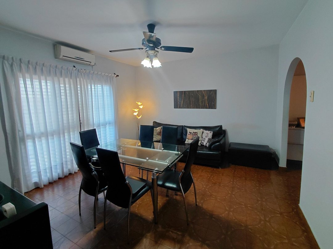 Casa En Muy Buen Estado con Parque en  Gerli
