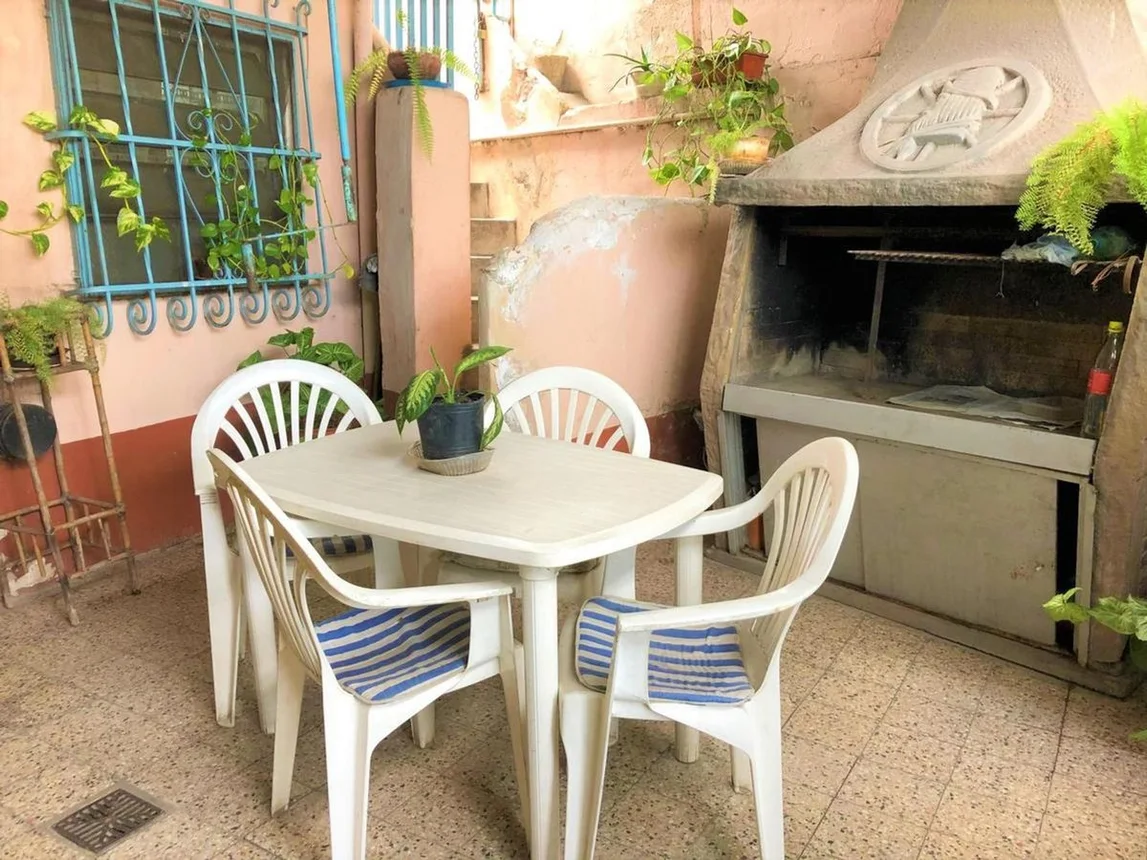 Casa dos dormitorios con patio y local arroyito, foto 1