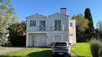 CASA DE 4 AMBIENTES 2 PLANTAS C/PARRILLA Y QUINCHO