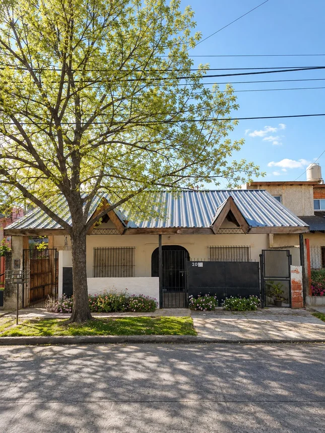 Casa de 4 ambientes en venta en El Talar, Los Gladiolos 1800