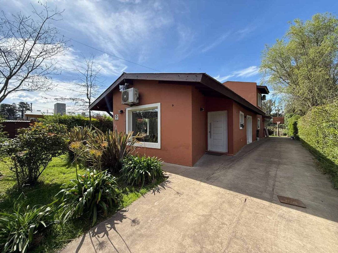 Venta Casa 4 ambientes, Bario Los Acantilados