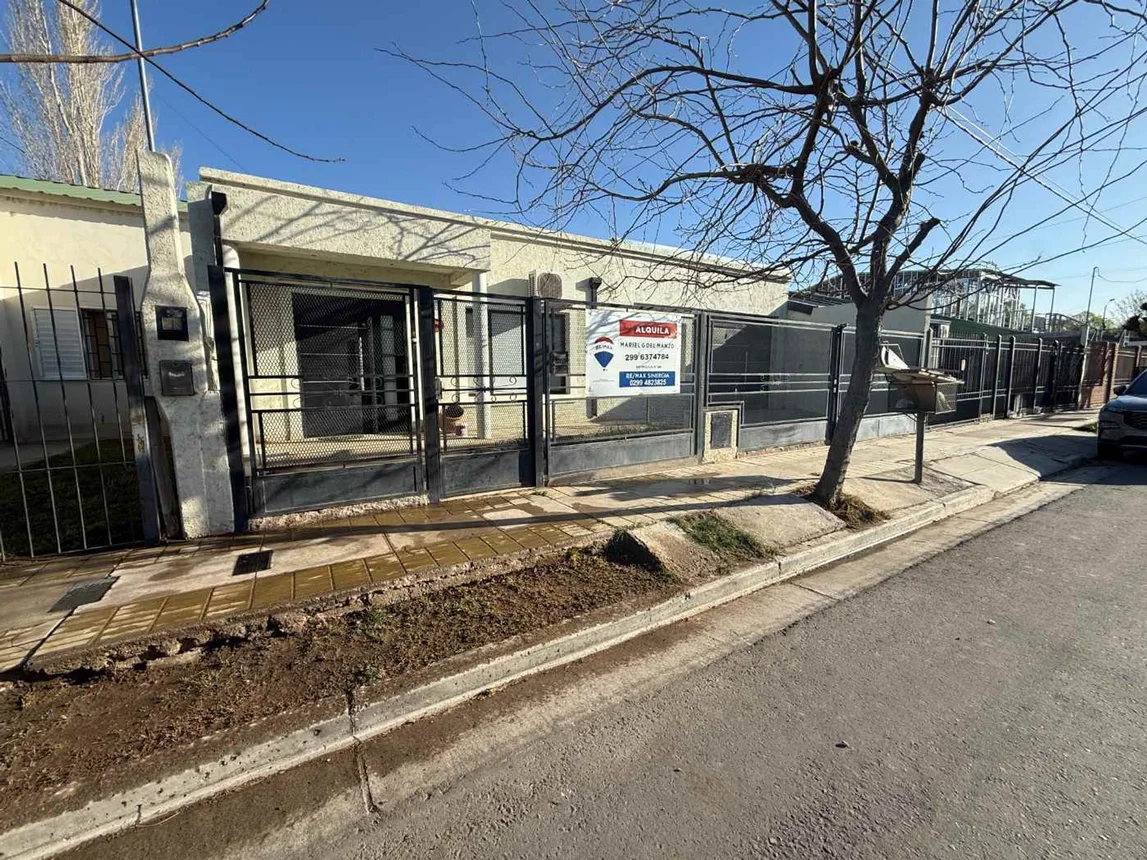 Casa de 6 ambientes en alquiler en Neuquén, Cristo Rey 1300