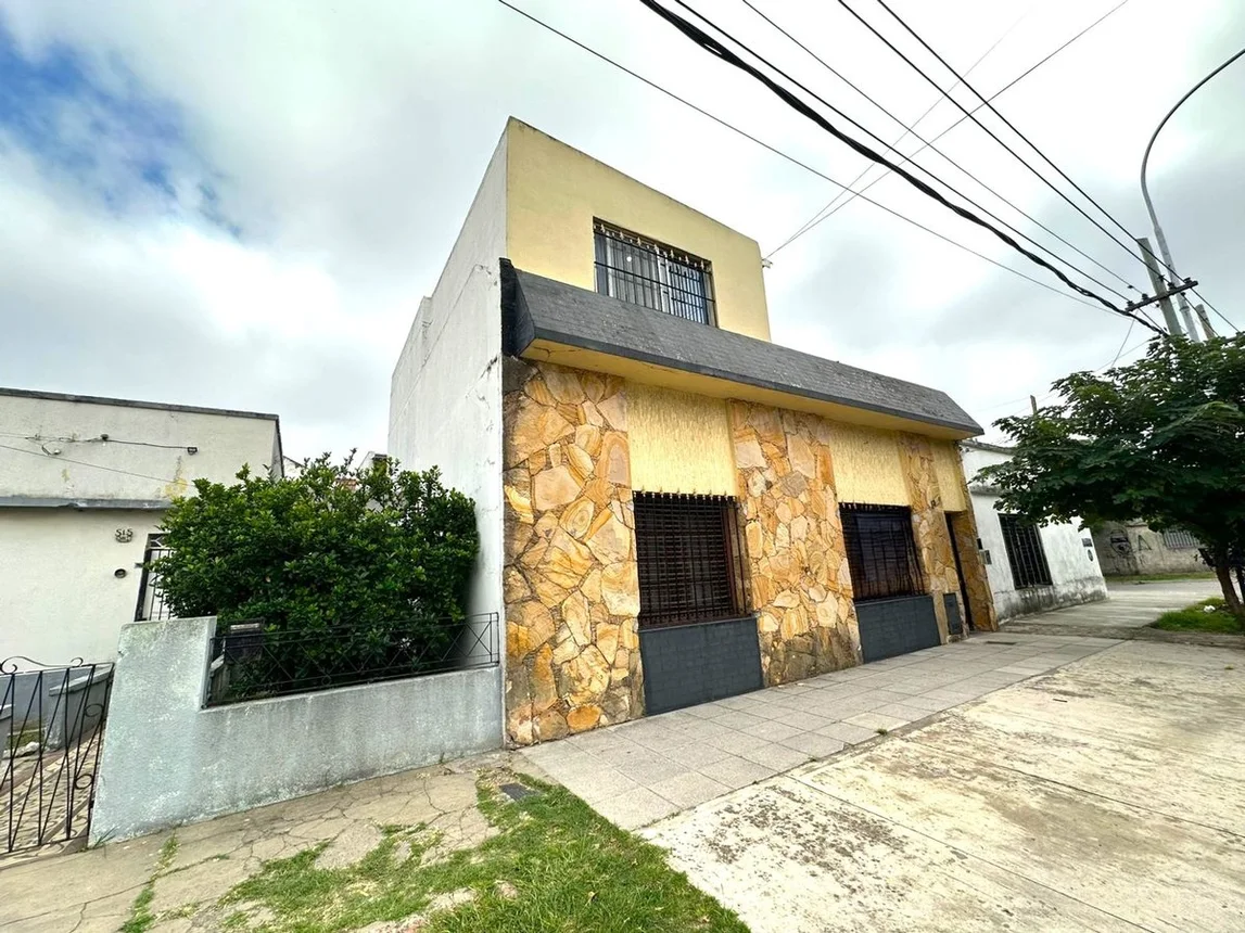 Casa de 4 ambientes en venta en Remedios de Escalada, Diógenes Taborda 3800
