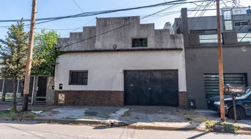 VENTA DE EXCELENTE GALPON EN QUILMES CENTRO