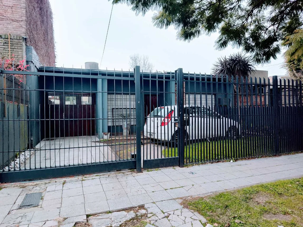 Casa en venta en Quilmes, foto 2
