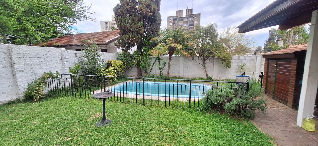 VENTA CASA 4 AMB QUILMES OESTE C/FONDO Y PILETA