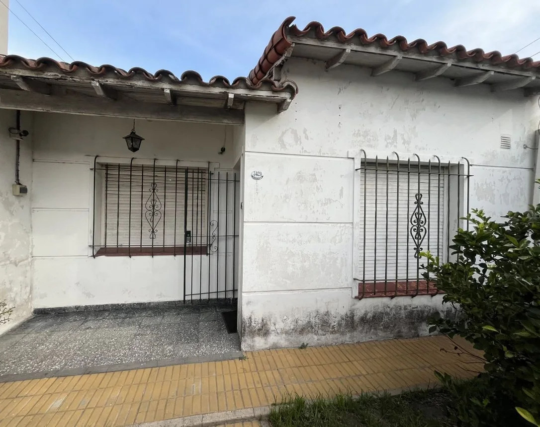 Casa de 3 ambientes en venta en Remedios de Escalada, José Hernández 3400