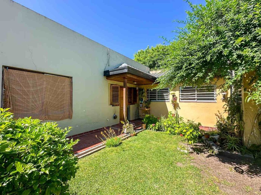 CASA 2 DORMITORIOS VENTA LA PLATA +PILETA+QUINCHO