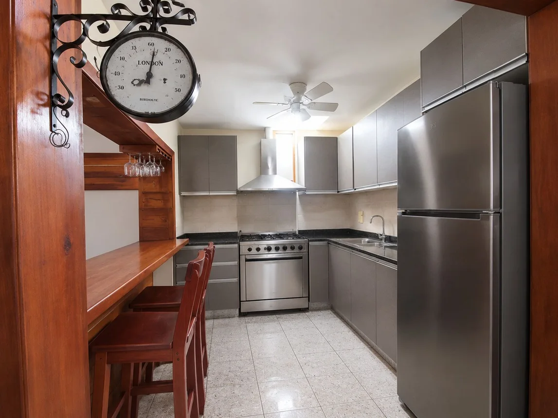 PH de 6 ambientes en venta en Lomas del Mirador, Cavia 700