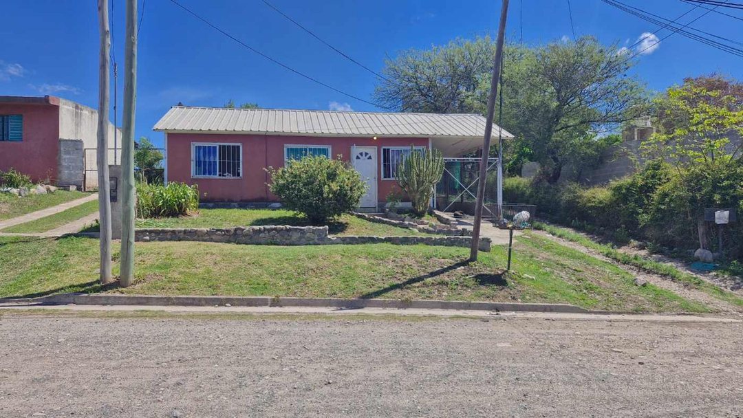 LOTE CON DOS VIVIENDAS PREFABRICADAS EN SALDÁN
