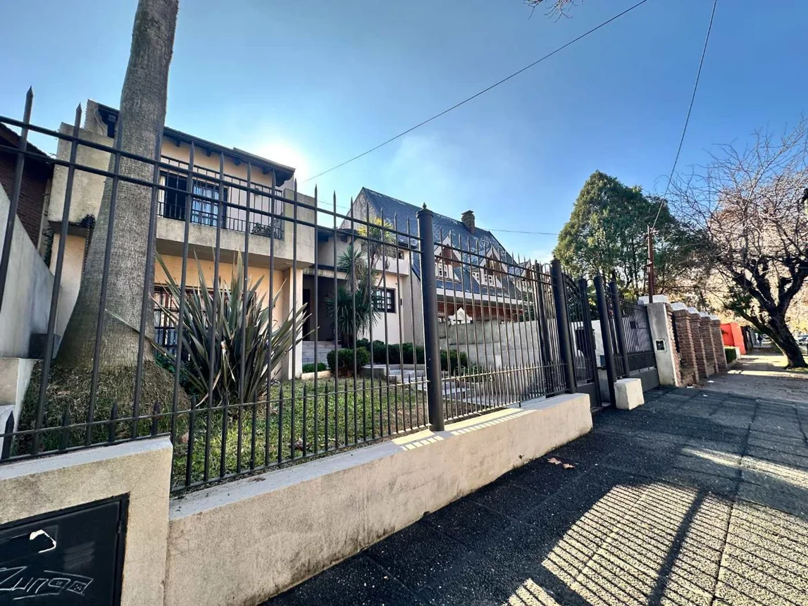Casa en venta en Adrogué, foto 2