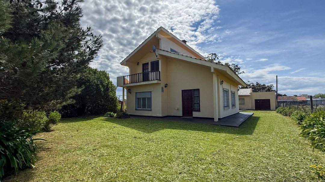 CASA DE 4 AMBIENTES CON PARQUE CHAPADMALAL
