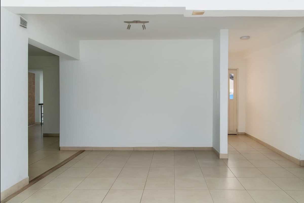 CASA VENTA ZONA NORTE B° MIRASOLES 6 DORM - foto 4