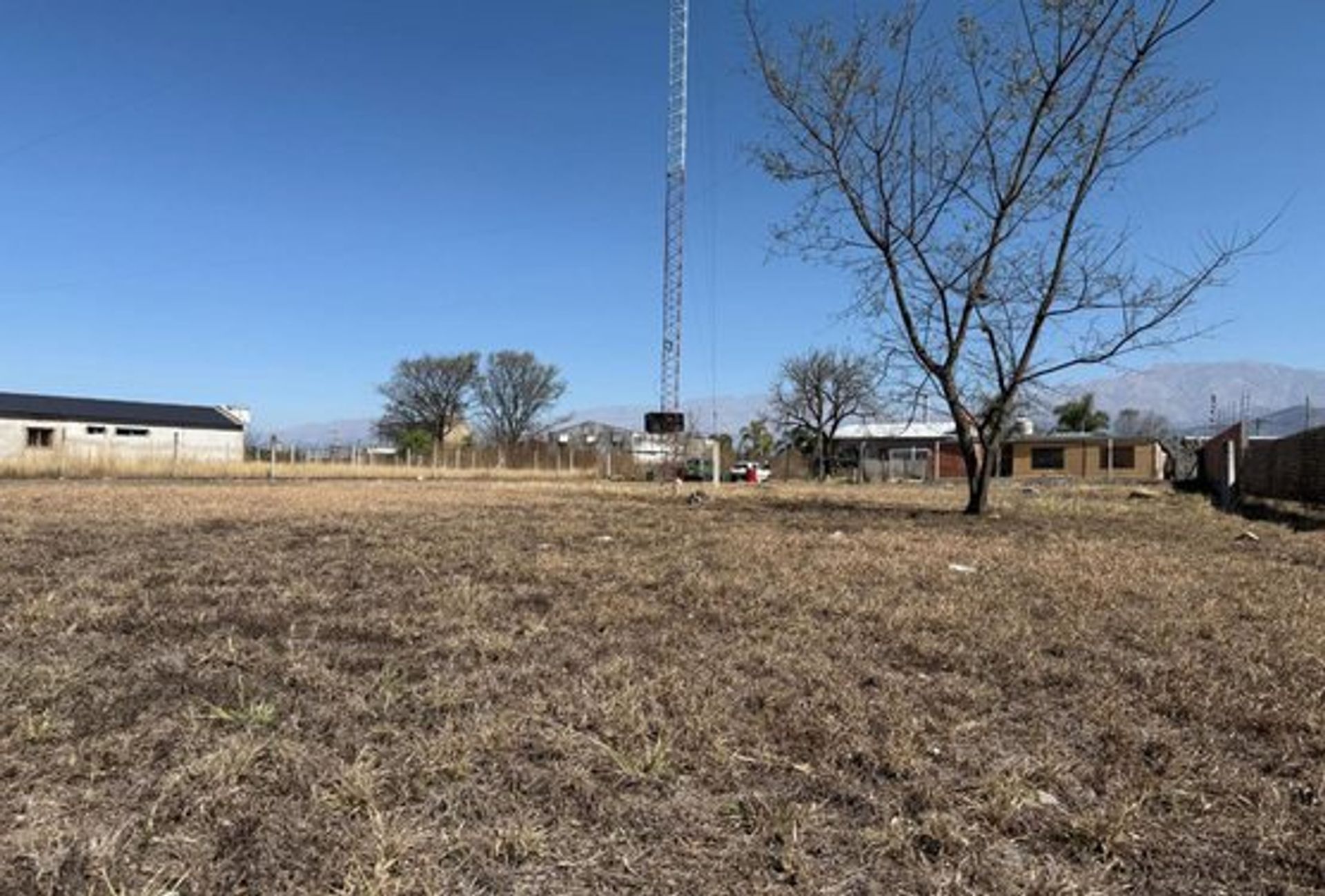 TERRENO DE 864M2 EN VENTA LOS ROBLES ZONA SAN LUIS — foto 2