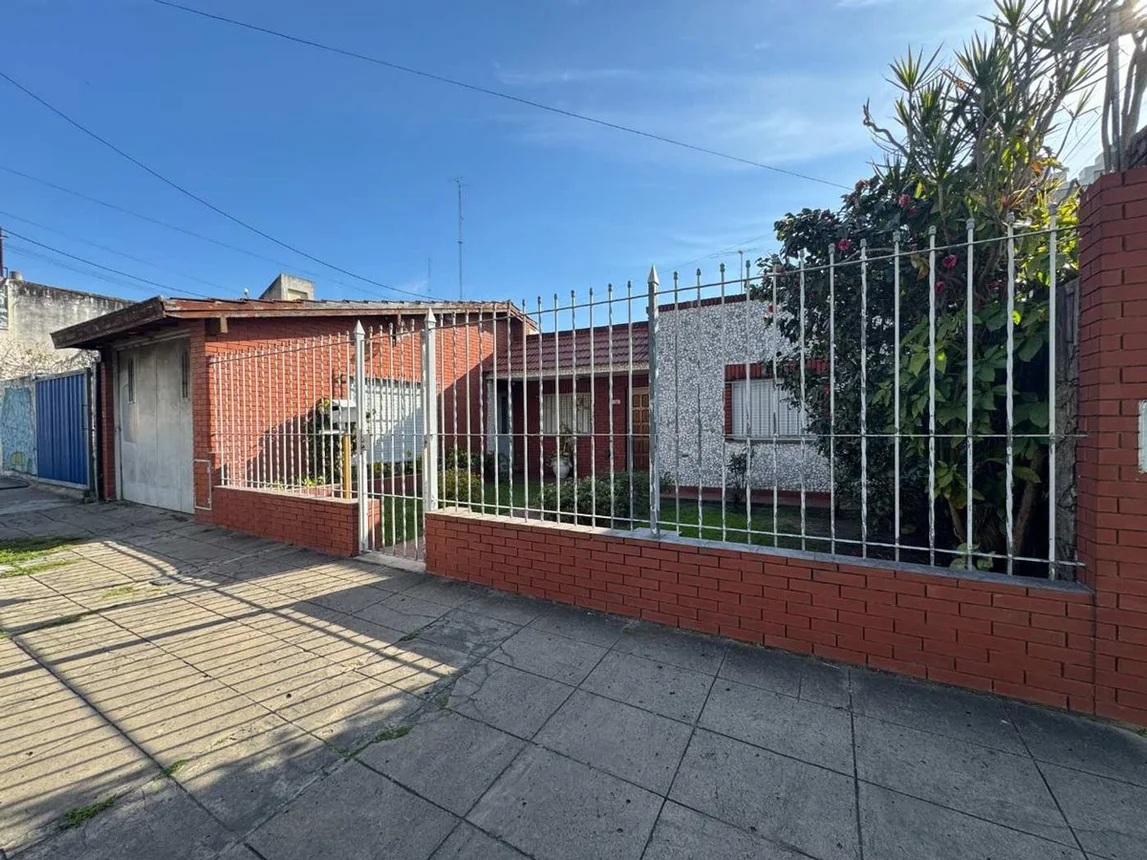 Casa en venta en Isidro Casanova, foto 3