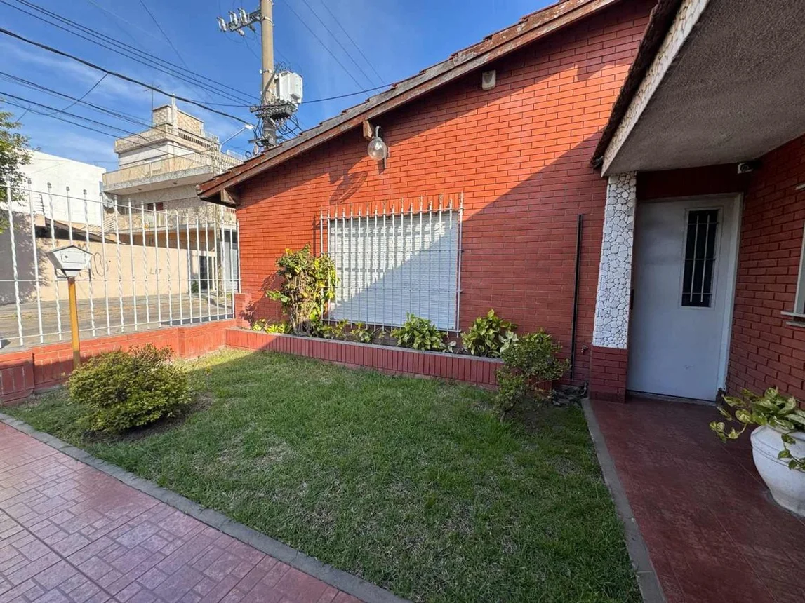 Casa en venta en Isidro Casanova, foto 2