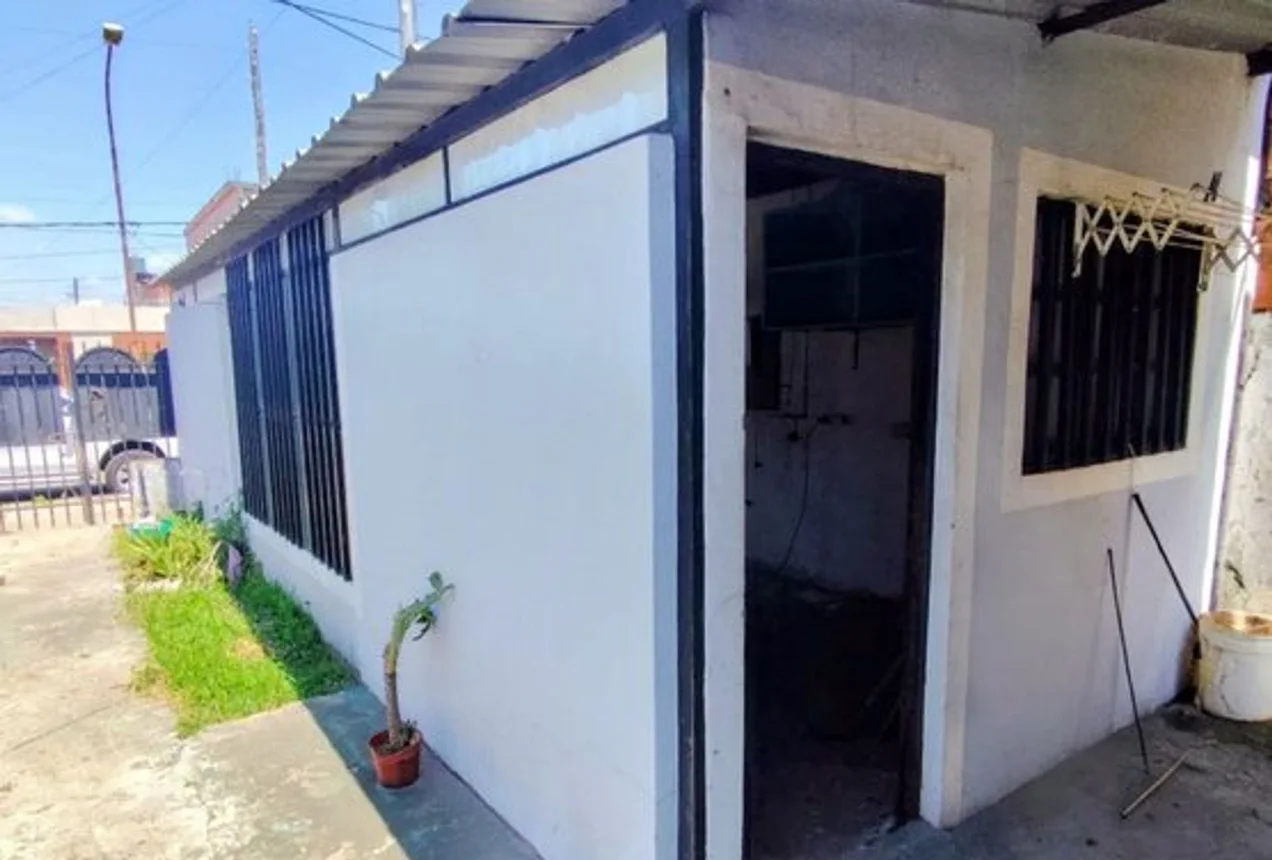 Casa de 3 ambientes en venta en Villa Luzuriaga, Lisboa 1300, foto 2