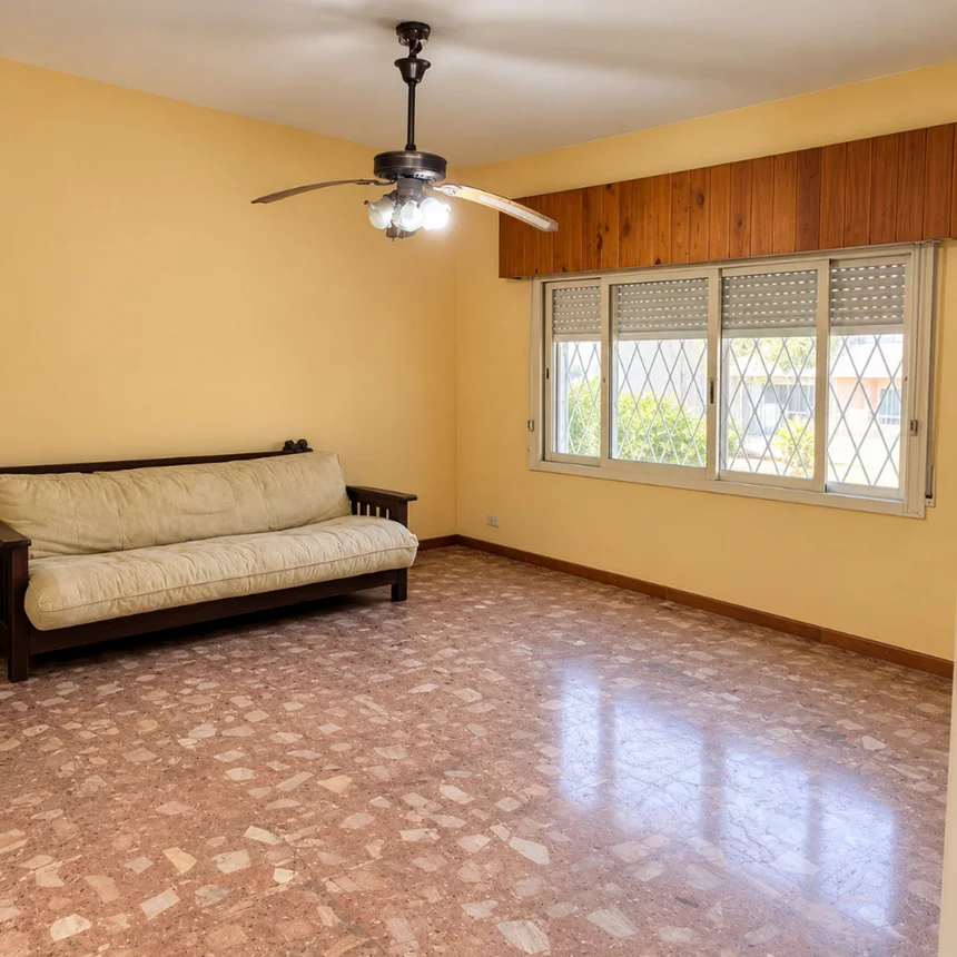 Casa de 3 ambientes en venta en Villa Luzuriaga, Lisboa 1300, foto 3