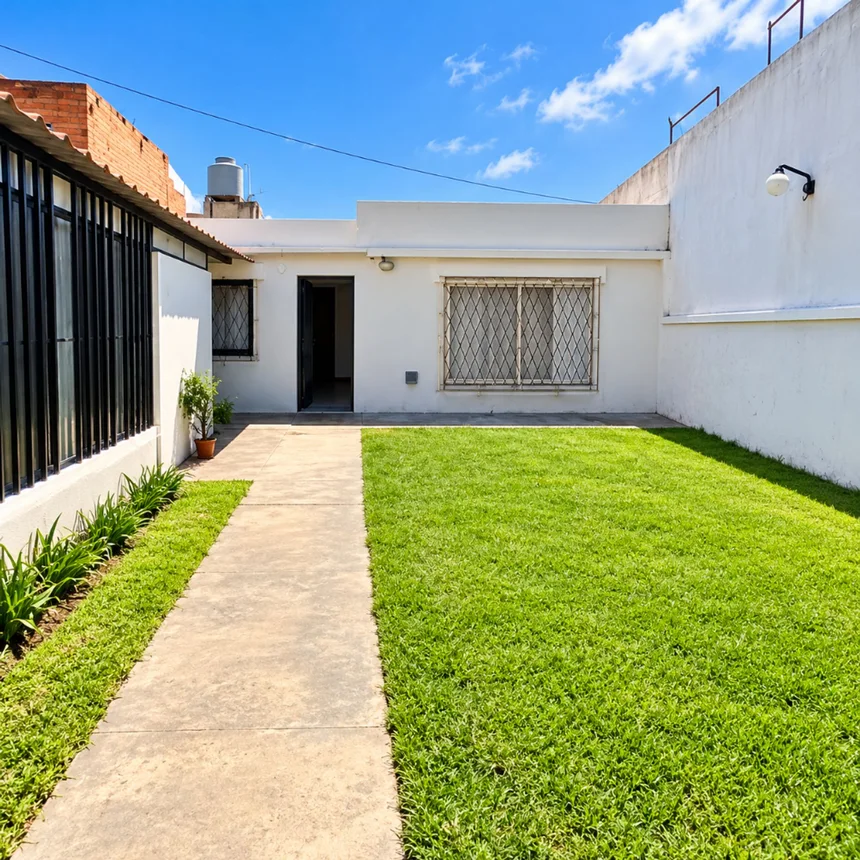 Casa de 3 ambientes en venta en Villa Luzuriaga, Lisboa 1300