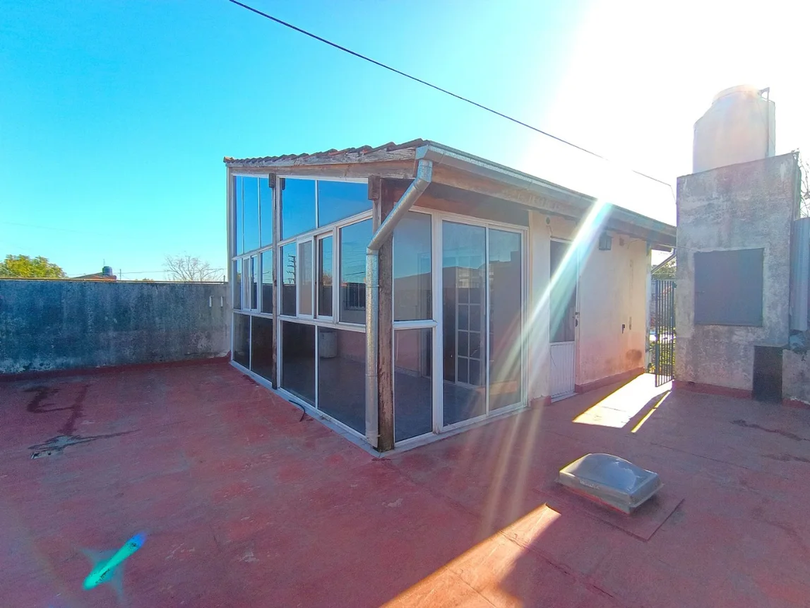 Casa de 5 ambientes en venta en Villa Luzuriaga, Colonia 900, foto 2