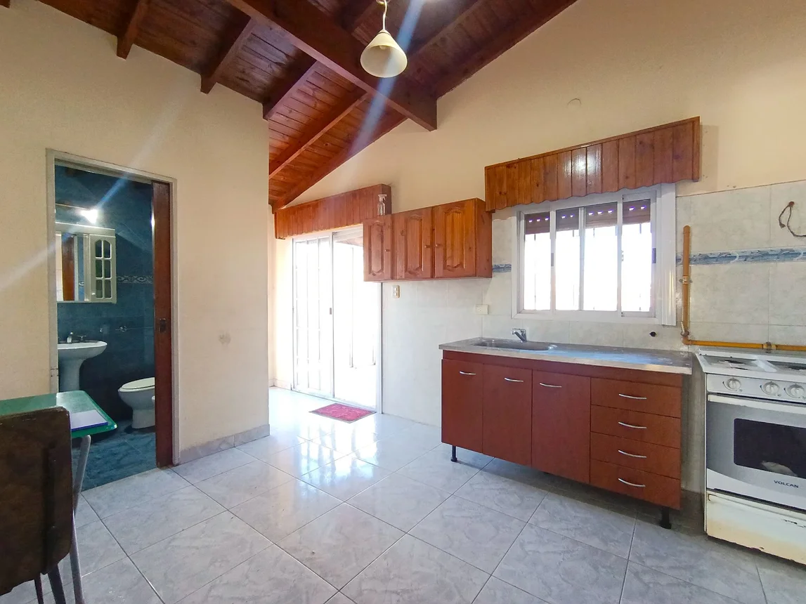 Casa de 5 ambientes en venta en Villa Luzuriaga, Colonia 900