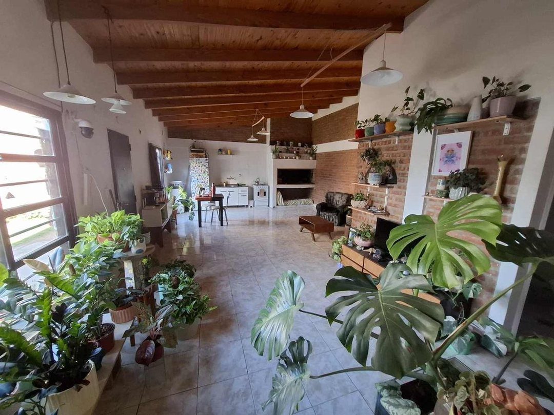 Venta CASA 2 Dorm., Gran Patio, Entrada de auto.