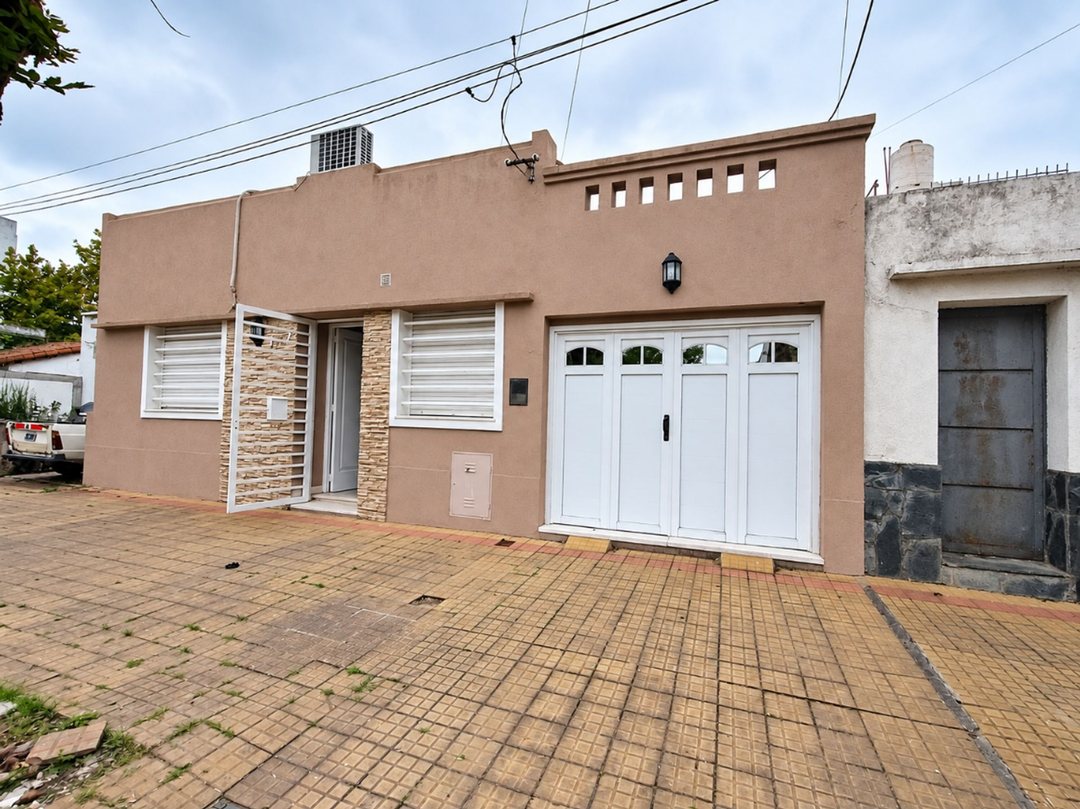 Casa en venta, La Plata. 2 dormitorios y cochera