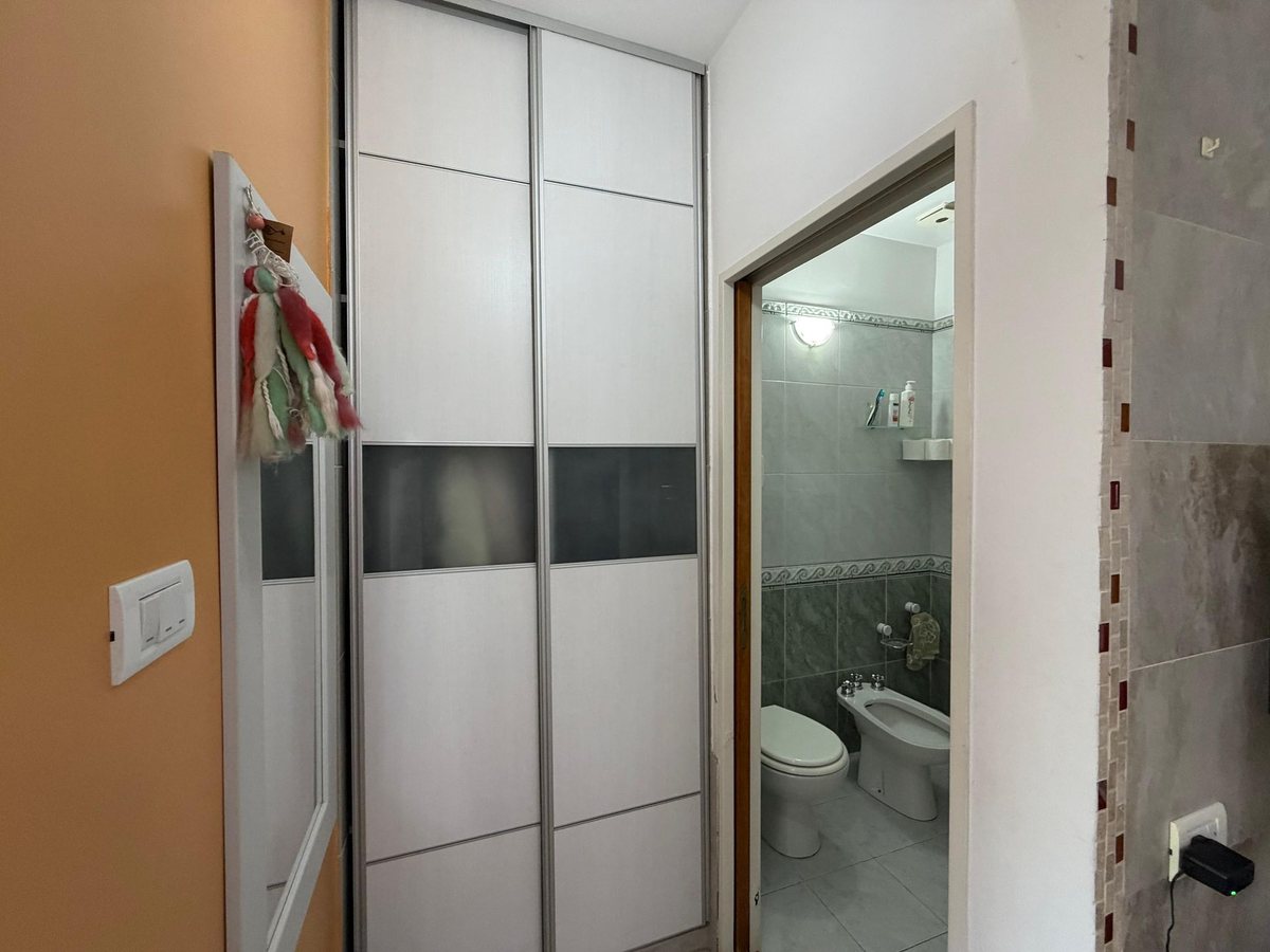 Foto 5 — VENTA CASA 5 AMB CON COCHERA Y PATIO BERNAL