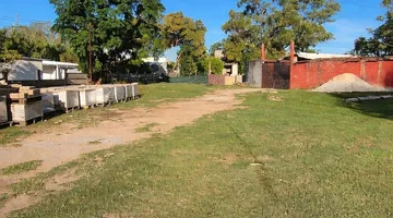 Venta de terreno en Colón con depósitos y casa