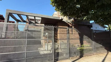 ALQUILER CHALET 4 AMB. PARQUE Y COCHERA - CASTELAR