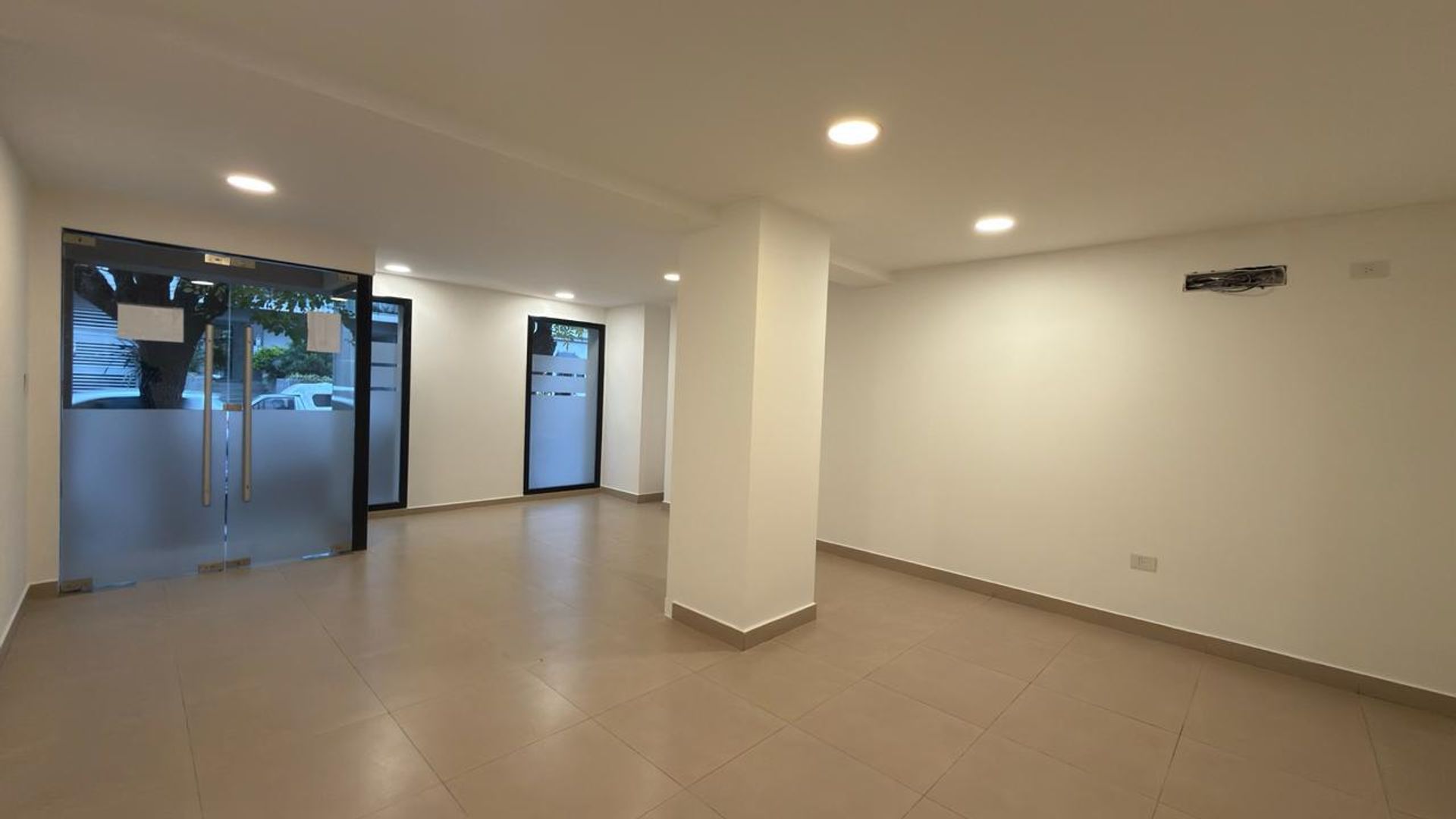 LOCAL COMERCIAL VENTA 50 MT2 VICENTE LOPEZ 1400 - foto 4