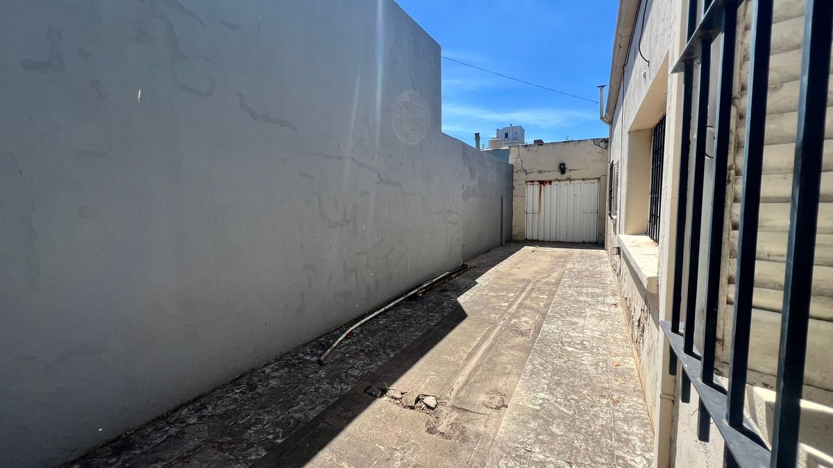Foto 4 — GRAN LOTE CON CASA 4 AMBIENTES MONTE GRANDE CENTRO